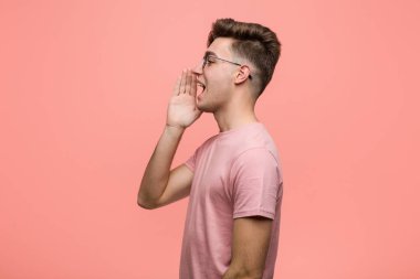 Genç, havalı, beyaz bir adam bağırıyor ve avuç içi kadar açık bir ağız tutuyor..