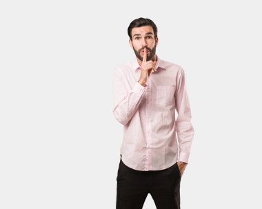 Bir sırrı saklamak veya sessizlik için soran genç yakışıklı adam