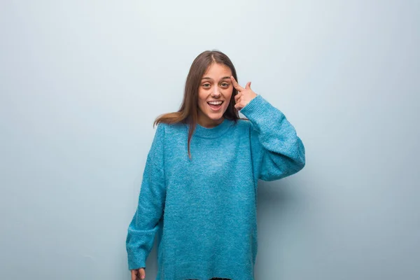 Jovem Mulher Bonita Vestindo Uma Camisola Azul Fazendo Gesto Decepção — Fotografia de Stock