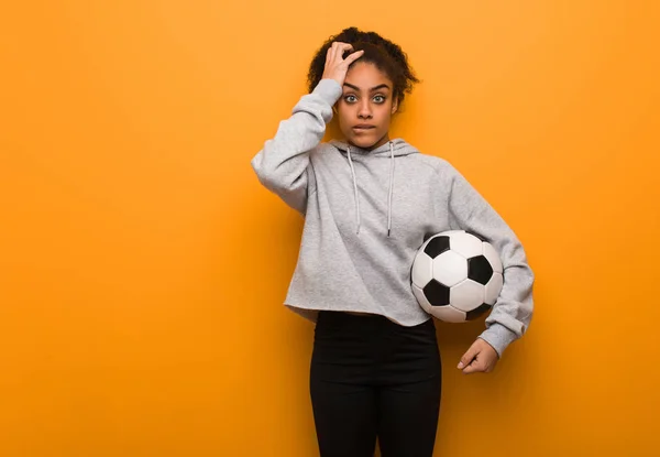 Giovane Fitness Donna Nera Preoccupato Sopraffatto Tenere Pallone Calcio — Foto Stock