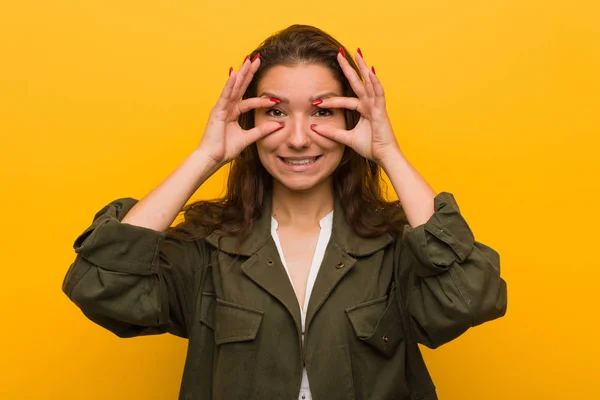 Mujer Europea Joven Aislada Sobre Fondo Amarillo Manteniendo Los Ojos — Foto de Stock