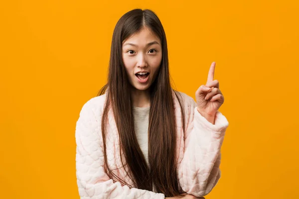 Ung Kinesisk Kvinna Pyjamas Har Någon Bra Idé Begreppet Kreativitet — Stockfoto