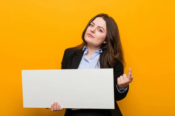 Jovem Mais Tamanho Mulher Curvilínea Segurando Cartaz Apontando Com Dedo — Fotografia de Stock