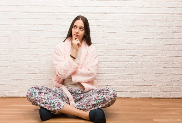 Jonge Vrouw Die Het Dragen Van Pyjama Denken Een Idee — Stockfoto