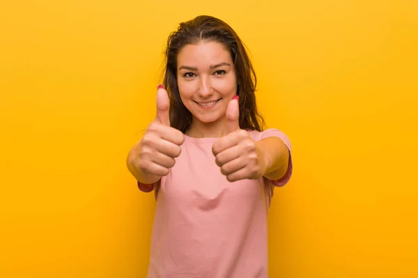 Jonge Europese Vrouw Geïsoleerd Gele Achtergrond Met Duimen Ups Cheers — Stockfoto