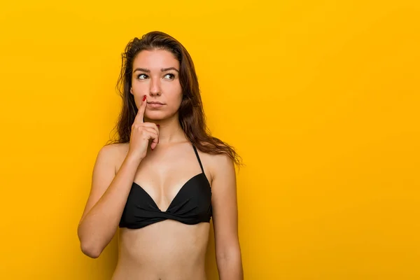 Young European Woman Wearing Bikini Looking Sideways Doubtful Skeptical Expression — 스톡 사진