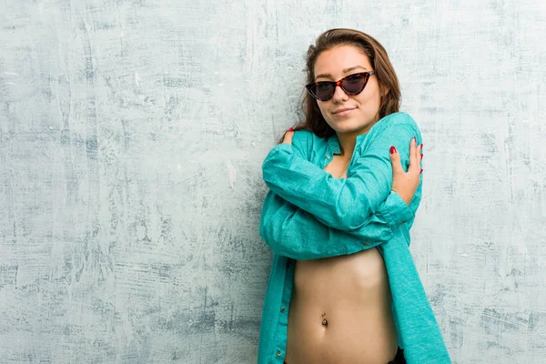 Jovem Mulher Europeia Vestindo Biquíni Abraça Sorrindo Despreocupada Feliz — Fotografia de Stock