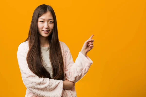 Jovem Chinesa Pijama Sorrindo Alegremente Apontando Com Dedo Indicador Distância — Fotografia de Stock