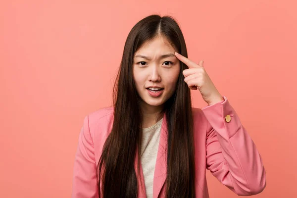 Junge Business Chinesin Rosa Anzug Mit Enttäuschender Geste Mit Dem — Stockfoto