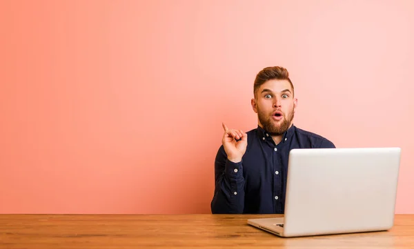 Joven Trabajando Con Portátil Teniendo Una Gran Idea Concepto Creatividad —  Fotos de Stock