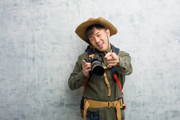 Joven Explorador Chino Sosteniendo Una Cámara Alegre Sonriente Apuntando Frente —  Fotos de Stock