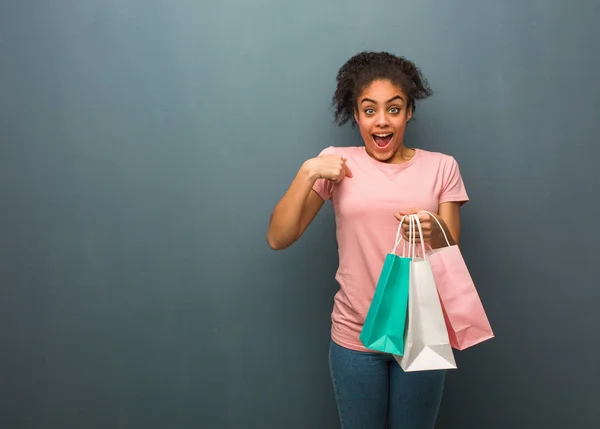 Young Black Woman Surprised Feels Successful Prosperous She Holding Shopping — ストック写真