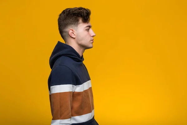 Jonge Coole Man Met Een Hoodie Naar Links Kijkend Zijwaarts — Stockfoto