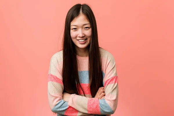 Junge Coole Chinesin Lacht Und Hat Spaß — Stockfoto