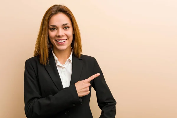 Young Caucasian Business Woman Smiling Pointing Aside Showing Something Blank — Stock Photo, Image