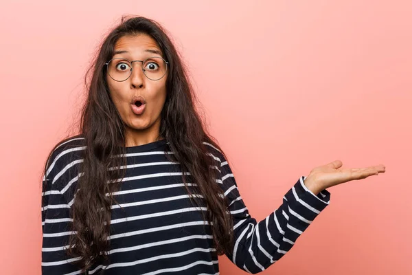 Joven Mujer India Intelectual Impresionada Sosteniendo Espacio Copia Palma — Foto de Stock