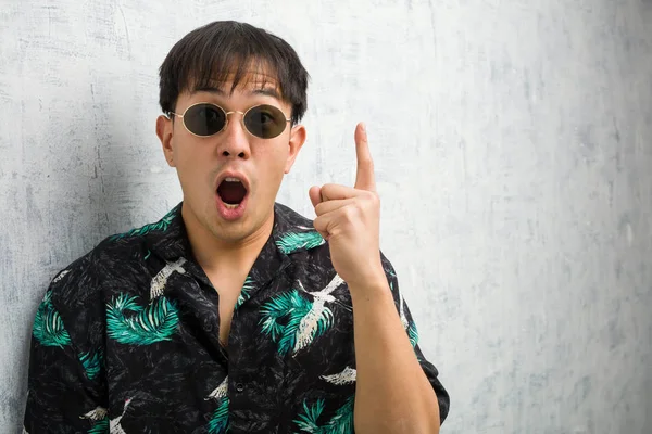 Ung Kinesisk Man Bär Sommar Outfit Har Bra Idé Begreppet — Stockfoto