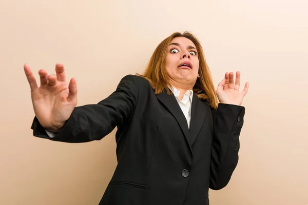 Young Caucasian Business Woman Being Shocked Due Imminent Danger — Stock Photo, Image