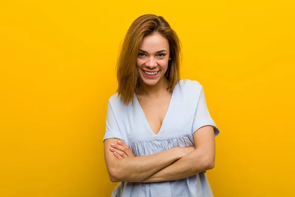 Joven Bonita Joven Riendo Divirtiéndose — Foto de Stock