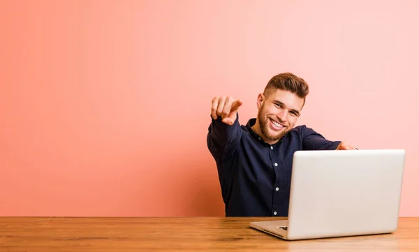 Jongeman Werkt Met Zijn Laptop Vrolijke Glimlachen Wijzen Naar Voren — Stockfoto