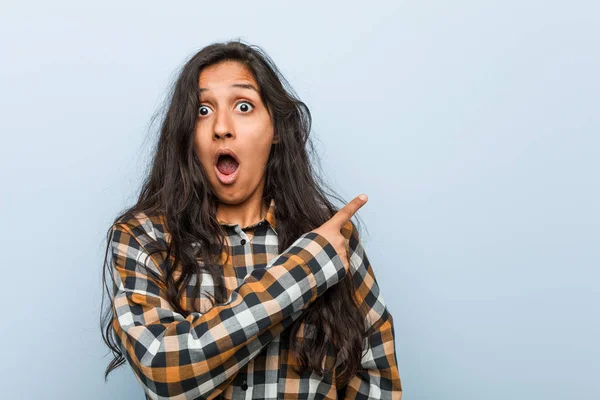 Joven Mujer India Fresca Señalando Lado — Foto de Stock