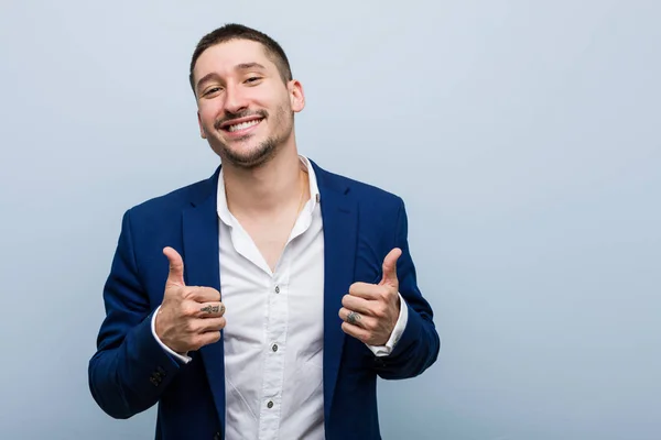 Νεαρός Επιχειρηματίας Καυκάσιος Σηκώνει Τους Αντίχειρες Χαμογελώντας Και Έχοντας Αυτοπεποίθηση — Φωτογραφία Αρχείου