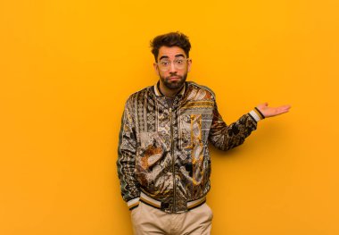 Genç serin şüphe ve omuzlarında shrugging adam