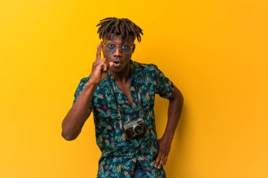 Genç siyahi Rasta tatil kıyafeti giyen adamın bir fikri, ilham konsepti var..