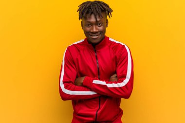 Genç fitness siyah adam gülüyor ve eğleniyor..