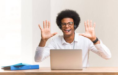 Genç pazarlamacı, siyahi adam on numarayı gösteriyor.