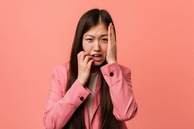 Pembe takım elbiseli, mızmız ve ağlayan genç Çinli kadın..