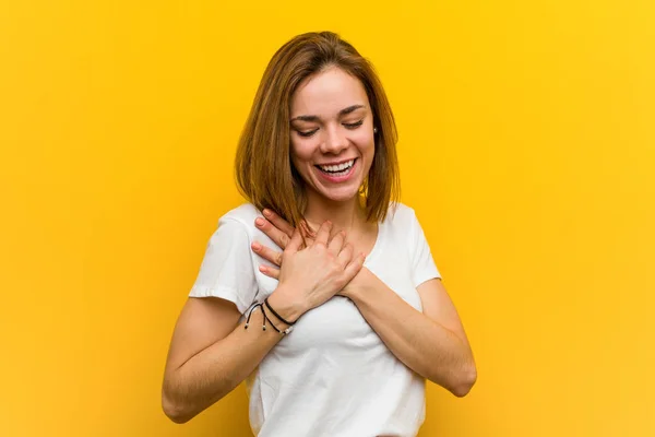 Jonge Natuurlijke Kaukasische Vrouw Lachen Houden Haar Handen Het Hart — Stockfoto