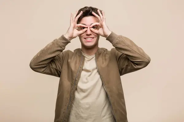 Jovem Caucasiano Vestindo Uma Jaqueta Marrom Mostrando Sinal Sobre Olhos — Fotografia de Stock