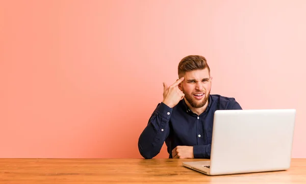 Giovane Che Lavora Con Suo Portatile Mostrando Gesto Delusione Con — Foto Stock