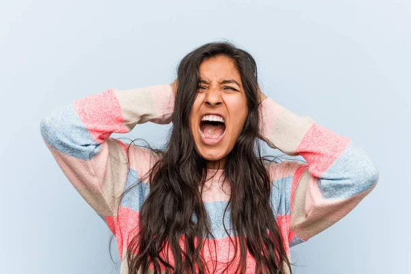 Mladý Módní Indián Žena Zakrývá Uši Rukama Snaží Neslyšet Příliš — Stock fotografie