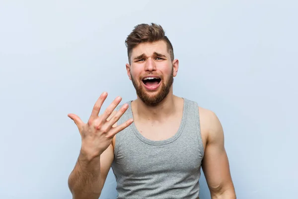 Jovem Bonito Fitness Homem Gritando Com Raiva — Fotografia de Stock