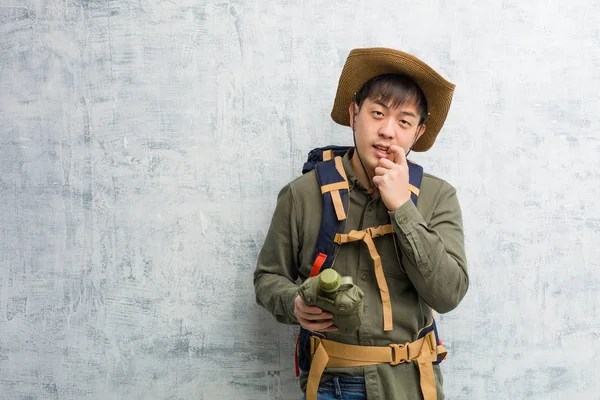 Jovem Explorador Chinês Homem Relaxado Pensando Algo Olhando Para Espaço — Fotografia de Stock