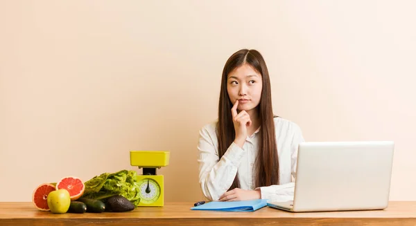 Jovem Nutricionista Mulher Chinesa Trabalhando Com Seu Laptop Olhando Para — Fotografia de Stock