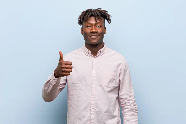 Unga Företag Afrikansk Svart Man Ler Och Höjer Tummen Upp — Stockfoto