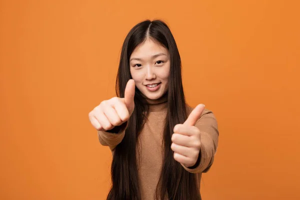 年轻漂亮的中国女人 竖起大拇指 欢呼雀跃 支持和尊重他人的观念 — 图库照片