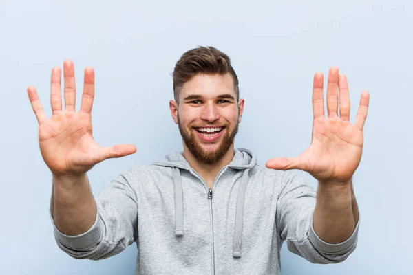Ung Stilig Fitness Man Visar Nummer Tio Med Händer — Stockfoto