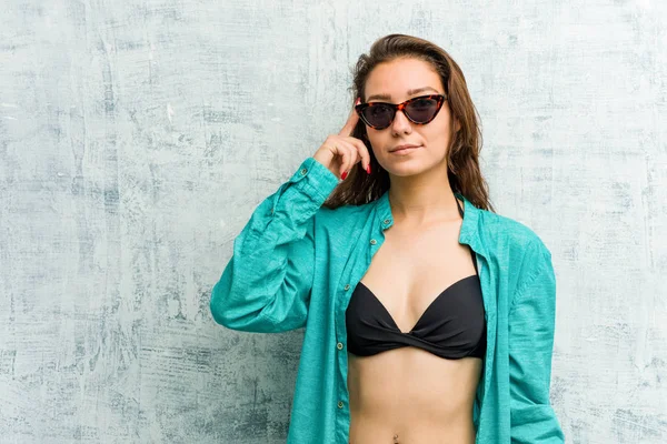 Bikini Giyen Genç Avrupalı Kadın Şakağını Parmağıyla Göstererek Düşünerek Bir — Stok fotoğraf