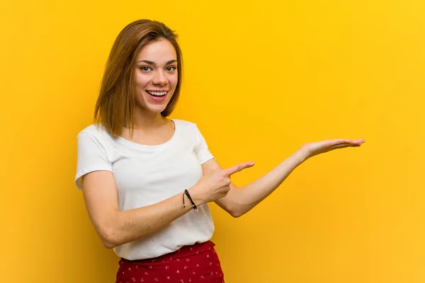 Young Natural Caucasian Woman Excited Holding Copy Space Palm — 스톡 사진