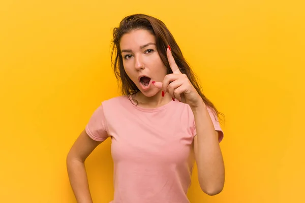 Young European Woman Isolated Yellow Background Having Idea Inspiration Concept — 스톡 사진