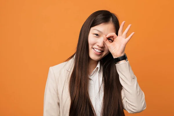 Jovem Chinês Negócios Mulher Animado Mantendo Gesto Olho — Fotografia de Stock