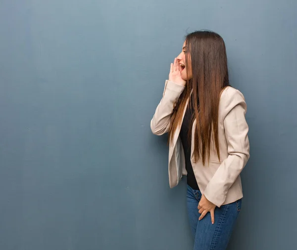 Jovem Mulher Negócios Sussurrando Fofoca Undertone — Fotografia de Stock