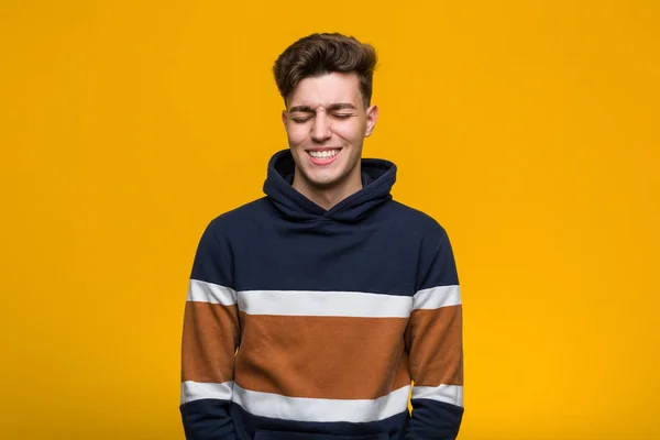 Jonge Coole Man Draagt Een Hoodie Lacht Sluit Ogen Voelt — Stockfoto