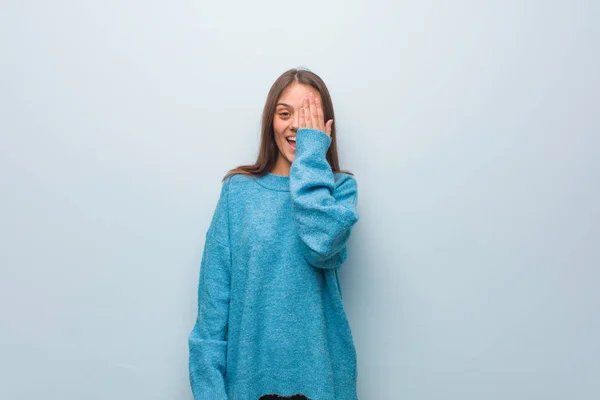 Jovem Mulher Bonita Vestindo Uma Camisola Azul Gritando Feliz Cobrindo — Fotografia de Stock