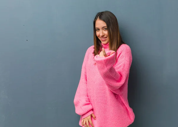 Jonge Moderne Vrouw Die Uitnodigt Komen — Stockfoto