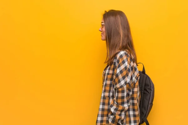 Jovem Estudante Mulher Lado Olhando Para Frente — Fotografia de Stock